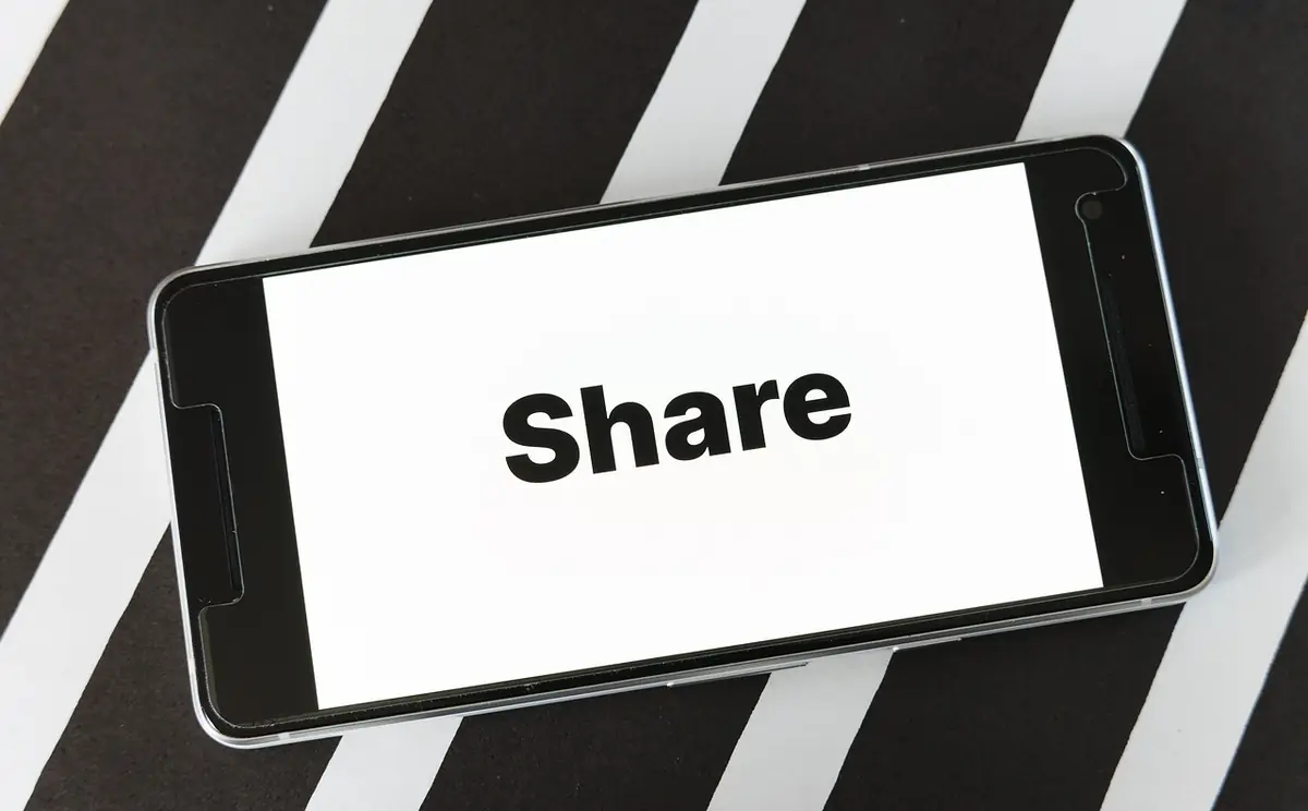 Mockup, screen, smartphone — illustrating How to Create Social Media Images That Get Shared