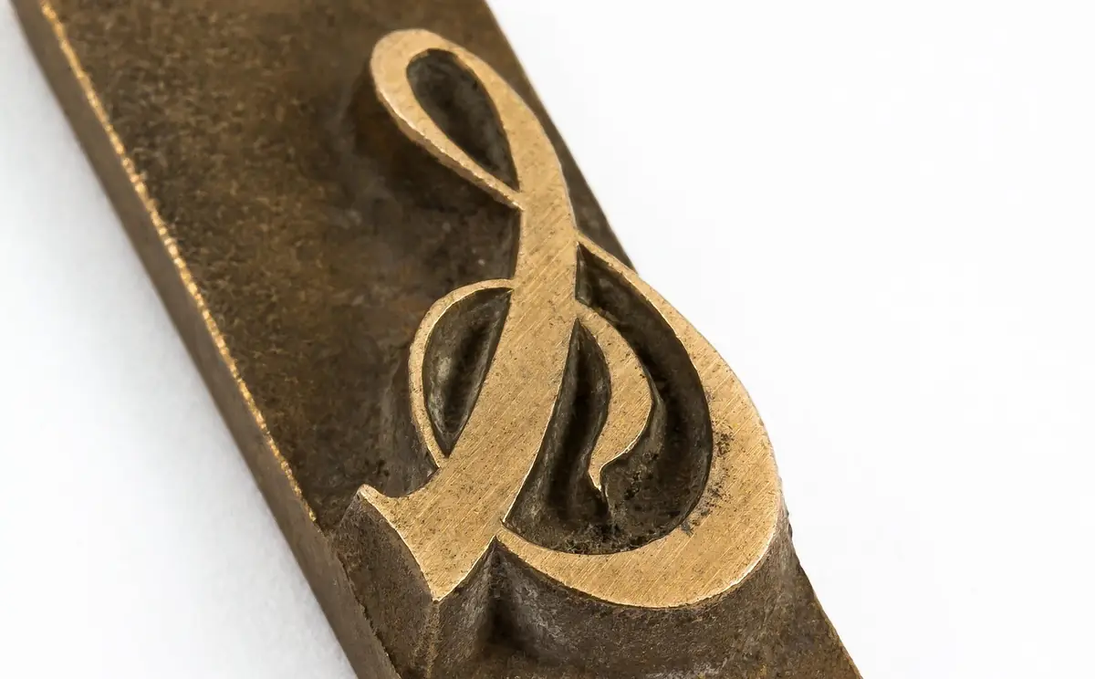 Letter, et-mark, and characters β illustrating System Font Stacks